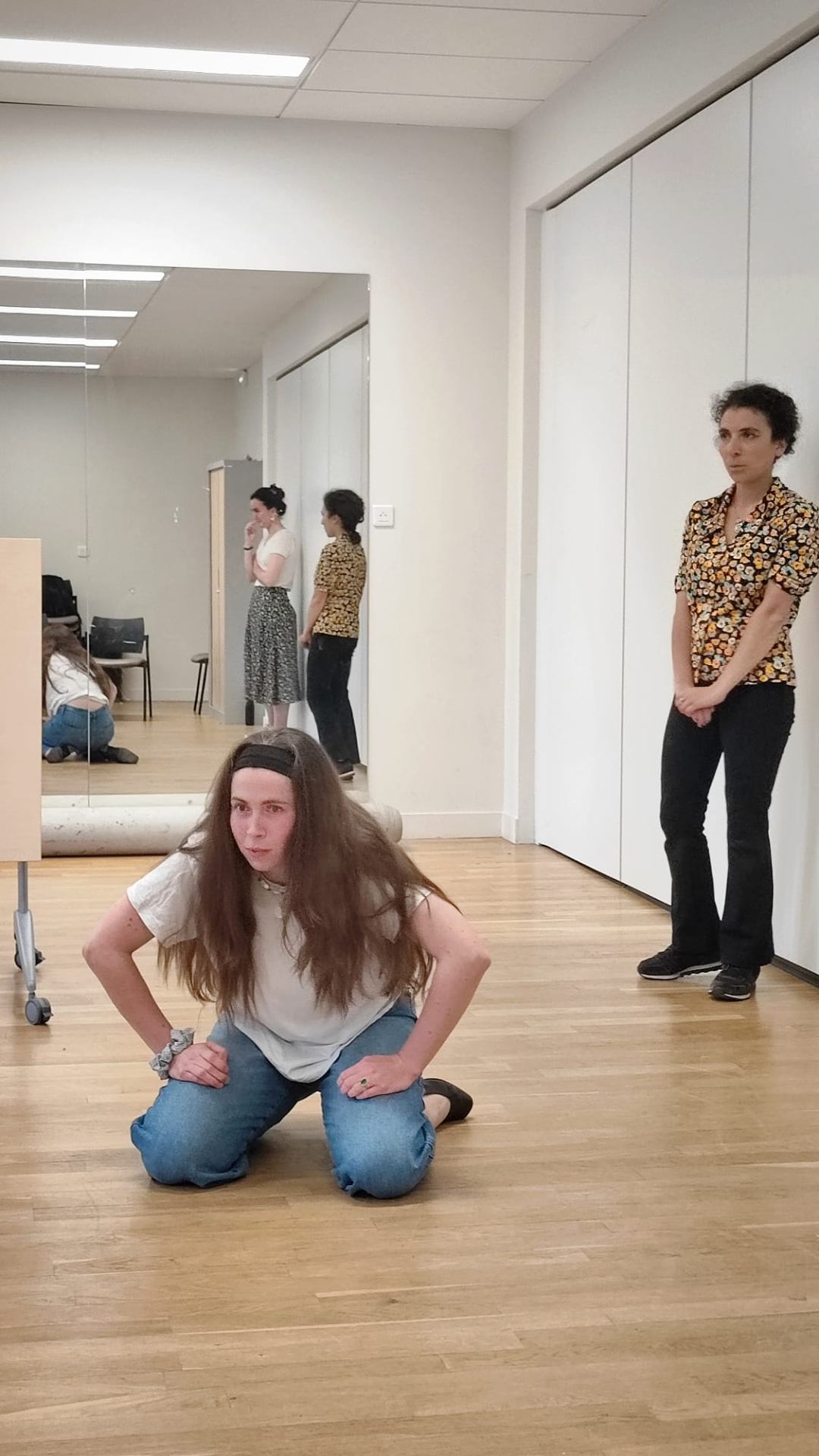 Comédienne en jeu lors d'un cours d'improvisation