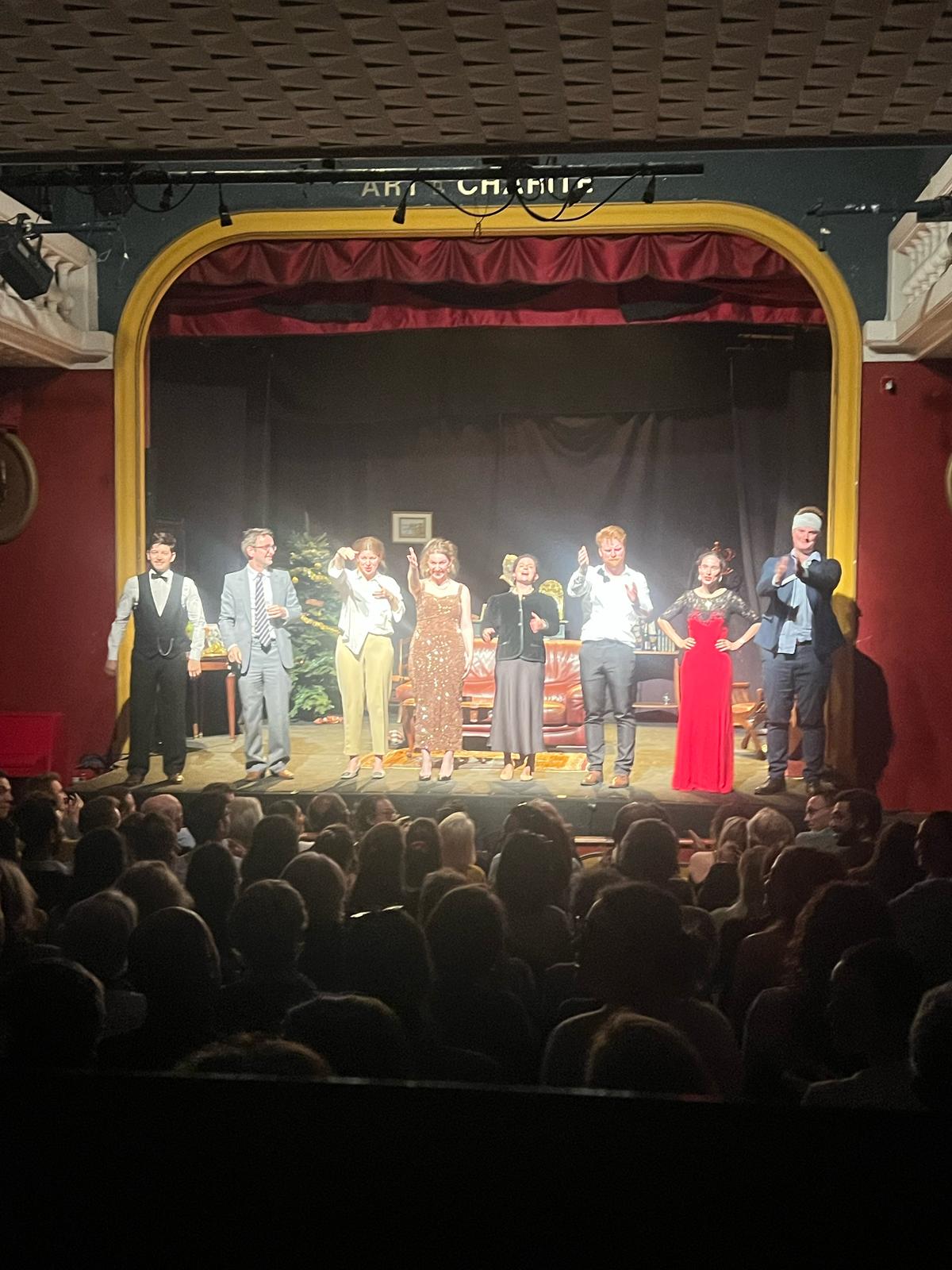 Salut de la troupe sur scène