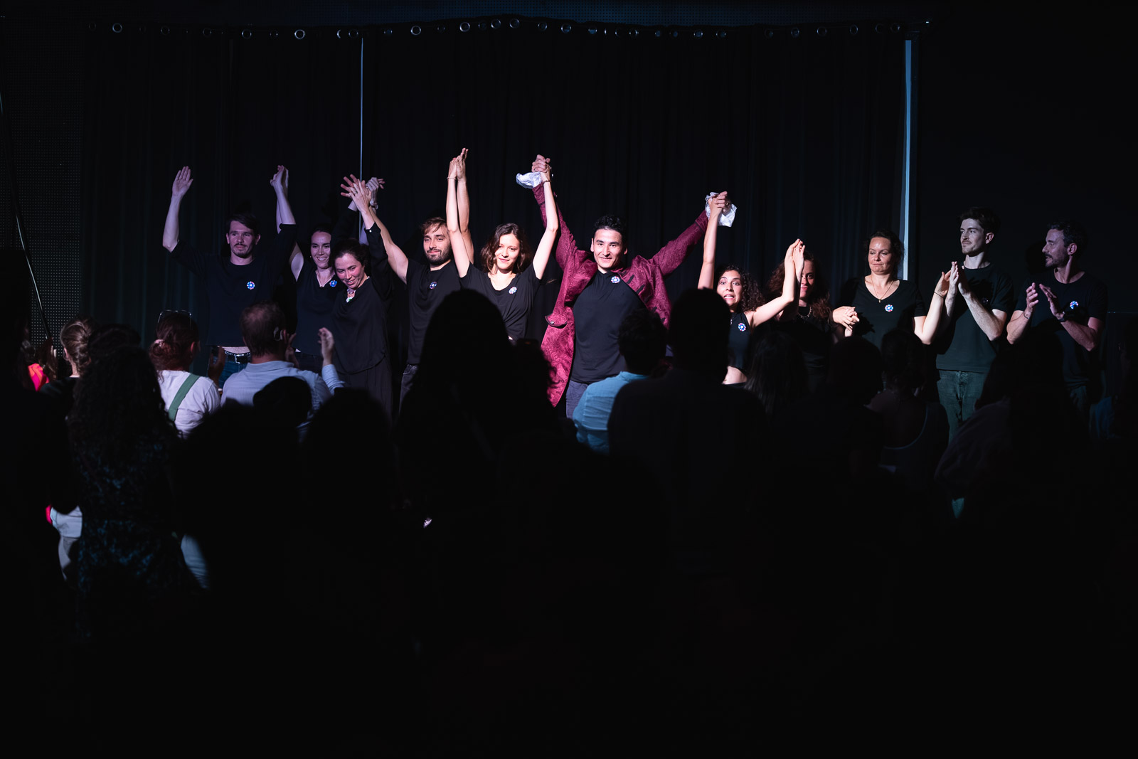 Salut final de la troupe sous les applaudissements