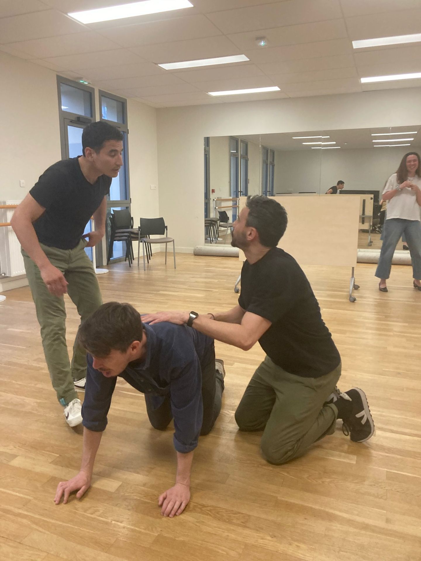 Scène d'improvisation à trois comédiens