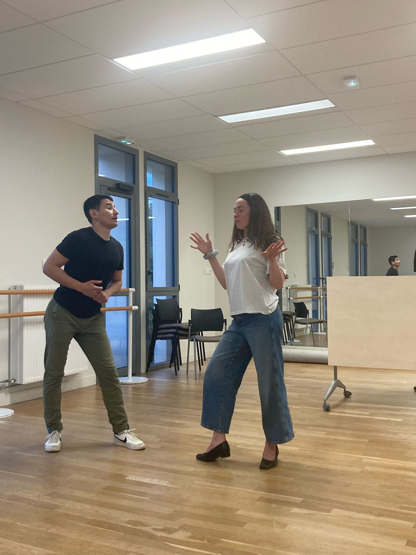 Duo d'improvisation en cours de théâtre